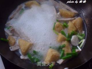 快手汤——油豆腐鱼丸肉饼汤的做法步骤：5