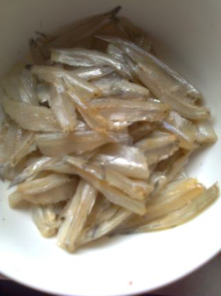 小干鱼炒青椒的做法步骤：1