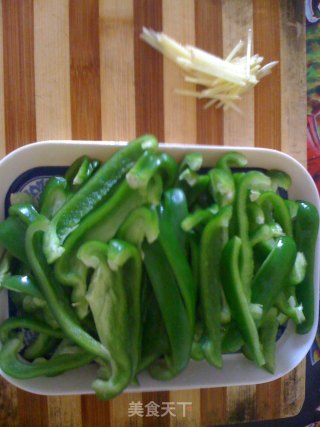 青椒炒肉片的做法步骤：1