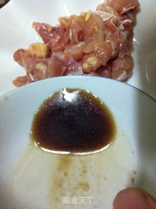 鸡腿肉炒青瓜的做法步骤：2
