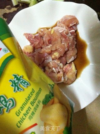 鸡腿肉炒青瓜的做法步骤：3
