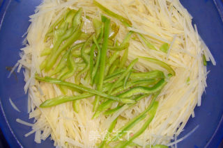 土豆青椒丝的做法步骤：1
