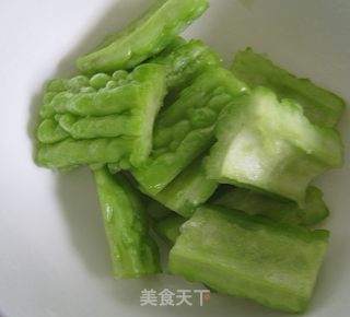 清煎苦瓜的做法步骤：1