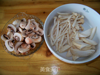 心蓝手制私房菜【蒜蓉辣酱烩群菇】——蘑菇的巅峰口感的做法步骤：2