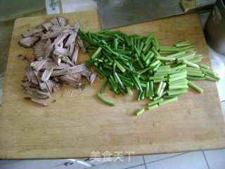 蒜薹炒牛肉的做法步骤：1