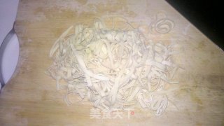 凉拌豆腐皮韭菜的做法步骤：2