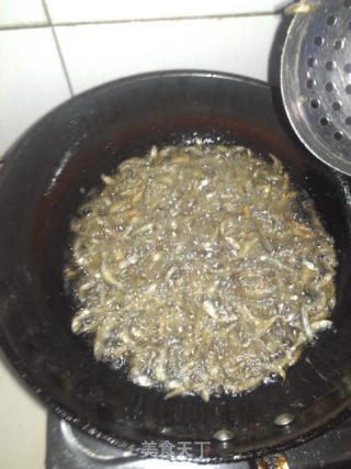 干煸小鱼的做法步骤：1