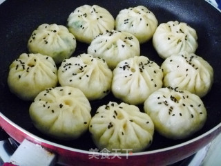 【百变面食】换个方法吃包子---韭菜鸡蛋水煎包的做法步骤：13