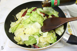 简易素食版手撕包菜，只用一味调味料的做法步骤：5