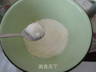 菠萝火腿花边比萨的做法步骤：1