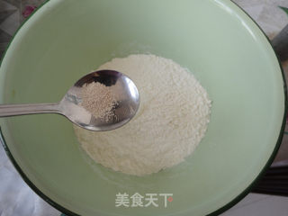 菠萝火腿花边比萨的做法步骤：2