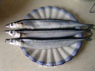 微波无油版香辣秋刀鱼的做法步骤：1