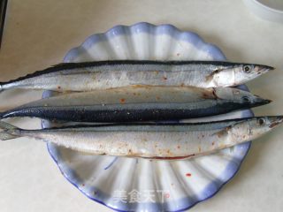 微波无油版香辣秋刀鱼的做法步骤：2