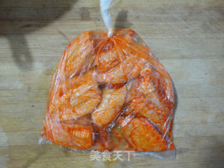新奥尔良料烤鸡翅中的做法步骤：3