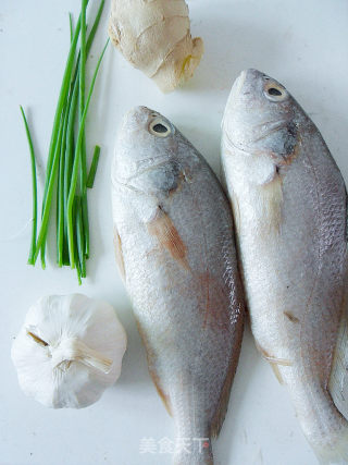 【酱香浓郁，鱼肉入味 】酱香白果鱼的做法步骤：1