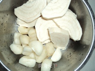 粉葛马蹄排骨汤的做法步骤：2