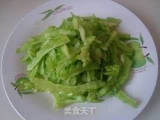 苦瓜炒蛋的做法步骤：1