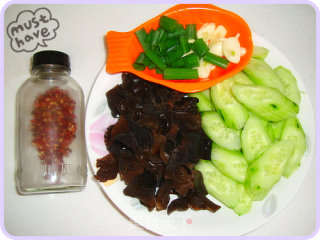 木耳炒黄瓜—春夏排毒养颜好“食”节的做法步骤：1
