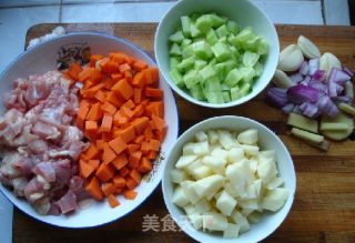 三鲜鸡丁的做法步骤：1