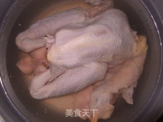 白斩鸡的做法步骤：2