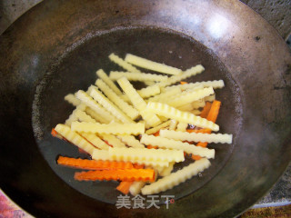 心蓝手制私房菜【花式孜然土豆条】——可爱的烧烤味炒出来的做法步骤：2
