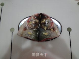 剁椒鱼头的做法步骤：1