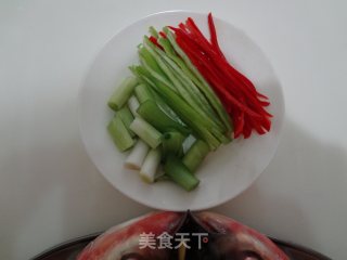 剁椒鱼头的做法步骤：2