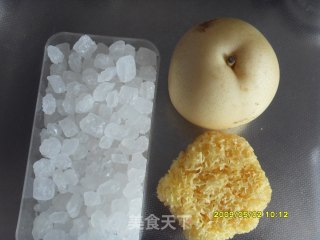 银耳炖梨的做法步骤：1