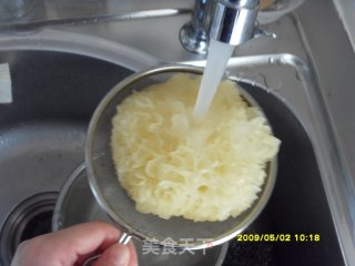 银耳炖梨的做法步骤：4