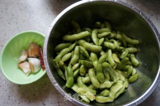 蒜香毛豆荚的做法步骤：1