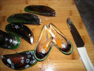 粉丝蒜蓉蒸青口的做法步骤：7