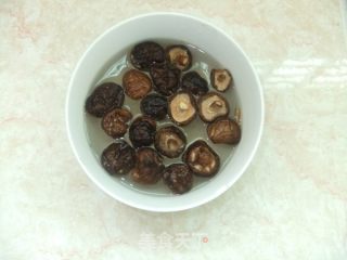 萝卜香菇排骨汤的做法步骤：2