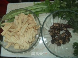 香菇炒腐竹的做法步骤：1