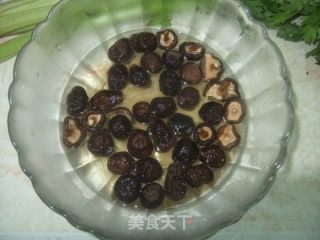 香菇炒腐竹的做法步骤：3