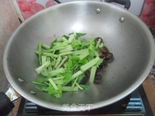 香菇炒腐竹的做法步骤：7