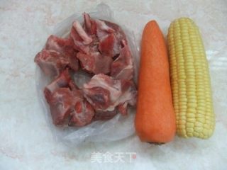 玉米胡萝卜排骨汤的做法步骤：1