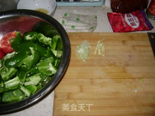 自家创新菜----番茄香虎皮辣椒的做法步骤：2