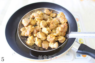 酸甜不油腻的一道水果肉菜，菠萝咕咾肉的做法步骤：5