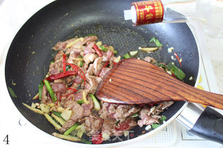 爆炒尖椒牛肉的做法步骤：4