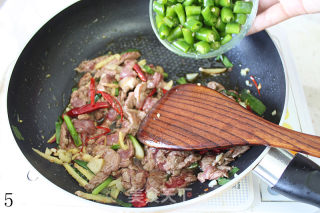 爆炒尖椒牛肉的做法步骤：5