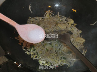 银芽青椒炒豆干的做法步骤：9