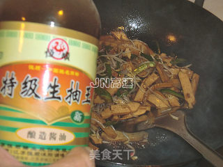 银芽青椒炒豆干的做法步骤：12