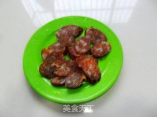 白菜炒香肠的做法步骤：2