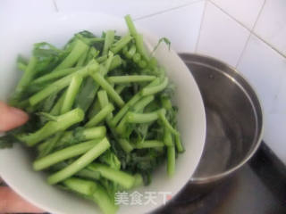 芝麻拌茼蒿的做法步骤：3