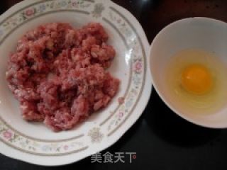 肉饼子炖蛋的做法步骤：1