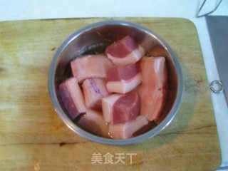 美味的黄金搭档--杏鲍菇烩五花的做法步骤：1