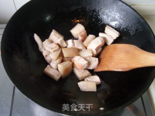 美味的黄金搭档--杏鲍菇烩五花的做法步骤：2