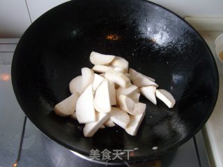 美味的黄金搭档--杏鲍菇烩五花的做法步骤：5