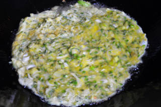 幸福美食：野菜飘香之槐花炒蛋的做法步骤：8