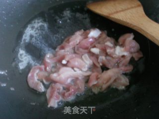 白菜炒肉丝的做法步骤：1